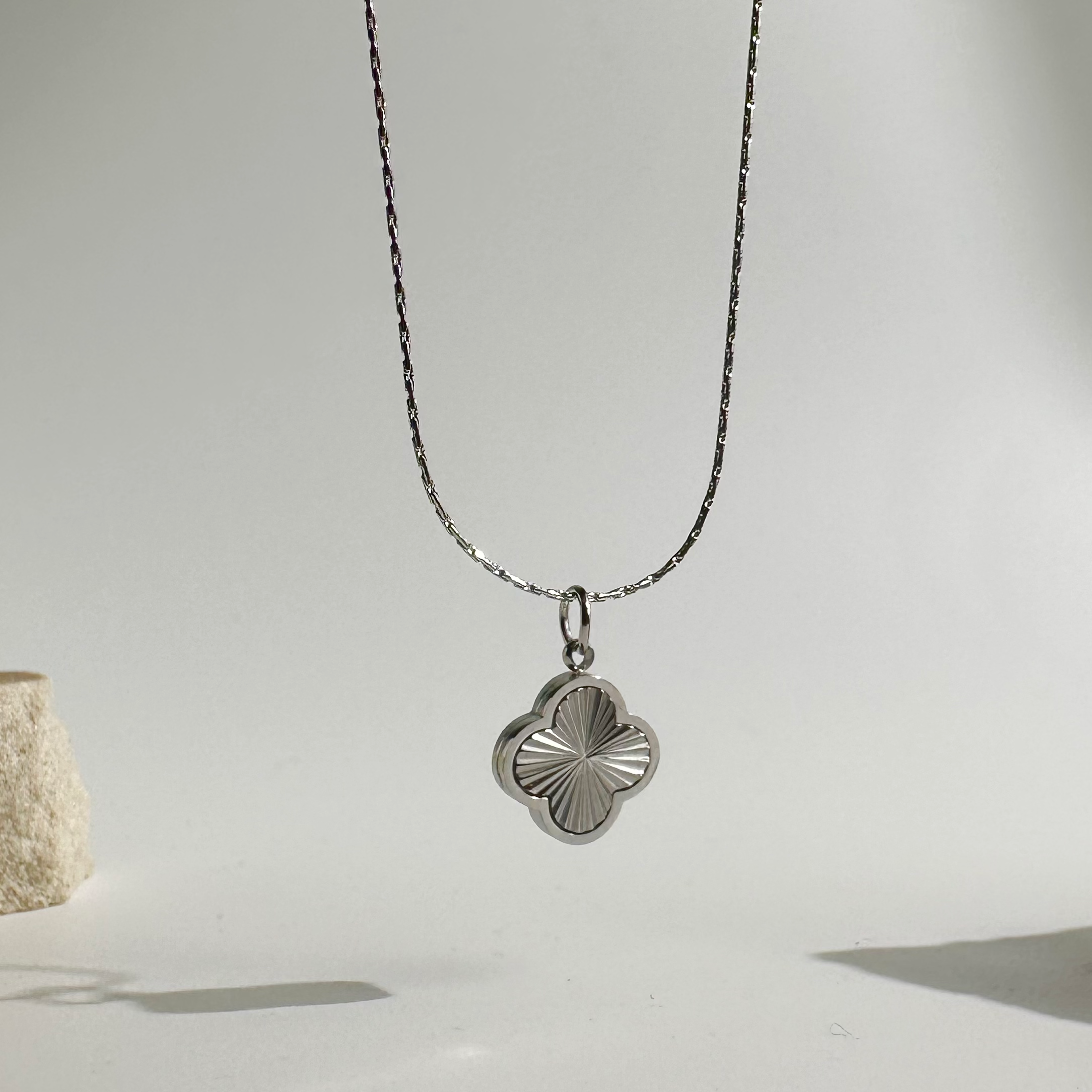 Silverleaf Clover Necklace_01